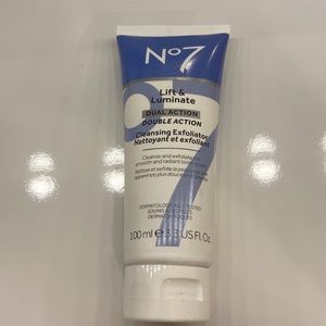 No. 7 Lift & Luminate Cleansing Exfoliator